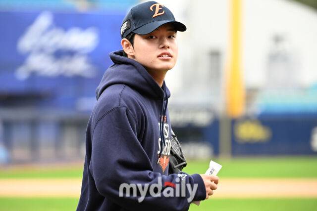 22일 대구 삼성라이온즈파크에서 열린 '2025 신한 SOL BANK KBO 포스트 시즌' 삼성 라이온즈와 한화 이글스 플레오이프(PO) 4차전 경기. 한화 문동주가 경기 전 훈련에 참석하고 있다./대구=한혁승 기자 hanfoto@mydaily.co.kr