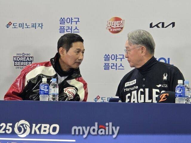 LG 염경엽 감독과 한화 김경문 감독/잠실=김진성 기자 kkomag@mydaily.co.kr