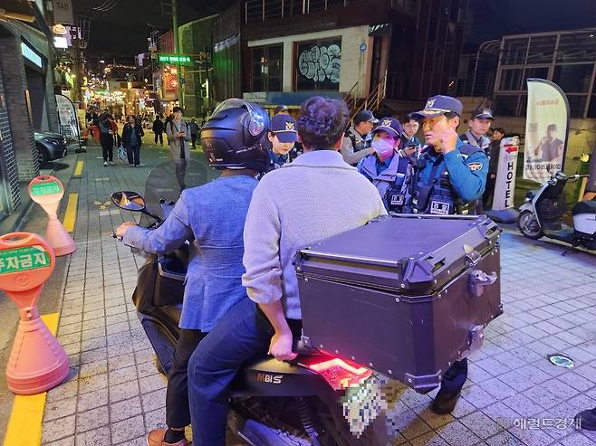 지난 24일 저녁 서울 용산구 이태원 일대를 순찰 중이던 서울경찰청 기동순찰대가 헬멧 미착용한 오토바이 운전자를 적발했다. 이영기 기자.