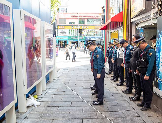 박정보 서울경찰청장이 지난 24일 오후 서울 용산구 이태원 참사 현장을 찾아 헌화 후 묵념하고 있다. [서울경찰청 제공]