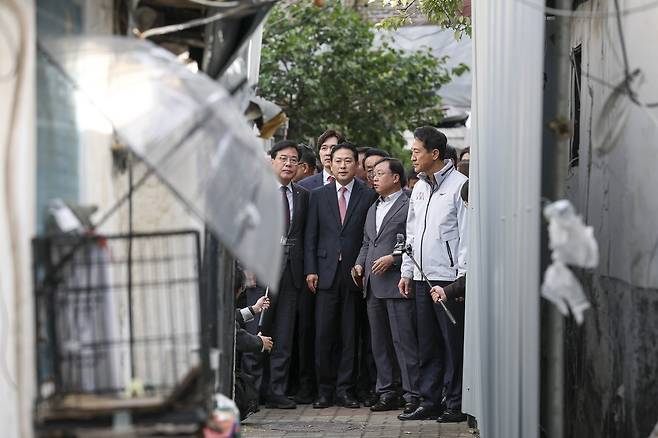 국민의힘 장동혁 대표, 송언석 원내대표, 오세훈 서울시장이 24일 서울 노원구 상계5 재정비촉진구역을 방문해 현장 점검을 하고 있다. [연합뉴스]