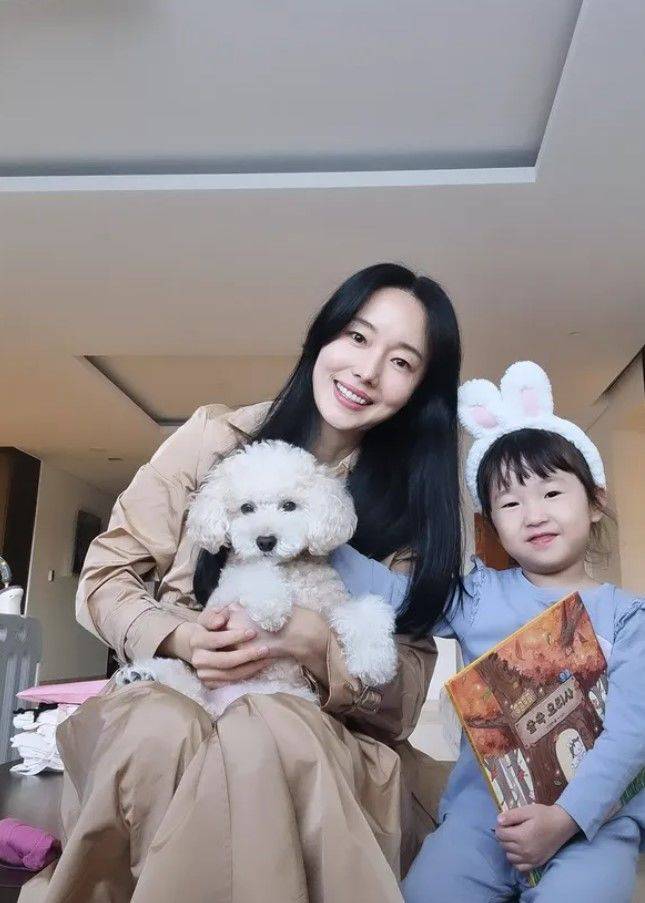 [서울=뉴시스] 가수 겸 배우 이정현이 딸 서아와 함께한 요리 그림책을 출간하며 선행 소식을 전했다. (사진=이정현 인스타그램 캡처) 2025.10.25. photo@newsis.com *재판매 및 DB 금지