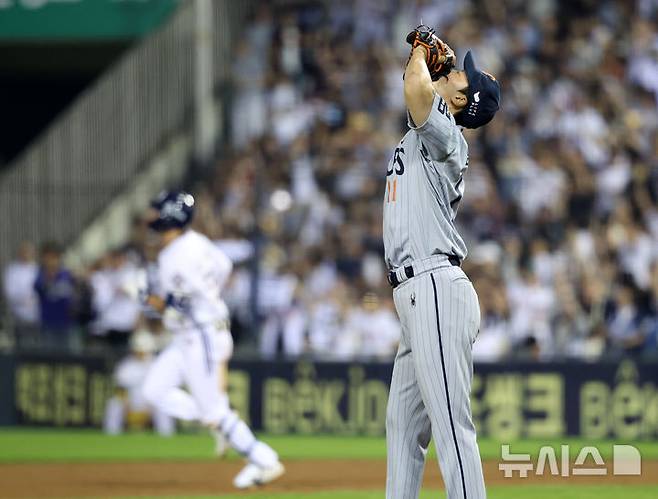 [서울=뉴시스] 조성우 기자 = 25일 오후 서울 송파구 잠실야구장에서 열린 2025 KBO리그 한화 이글스와 두산 베어스의 경기, 한화 투수 엄상백이 두산 5회말 공격 1사 후 양석환에게 솔로 홈런을 허용한 뒤 아쉬워하고 있다. 2025.09.25. xconfind@newsis.com