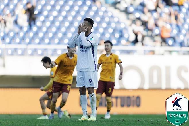 [서울=뉴시스]K리그1 안양 모따 페널티킥 실축. (사진=한국프로축구연맹 제공)