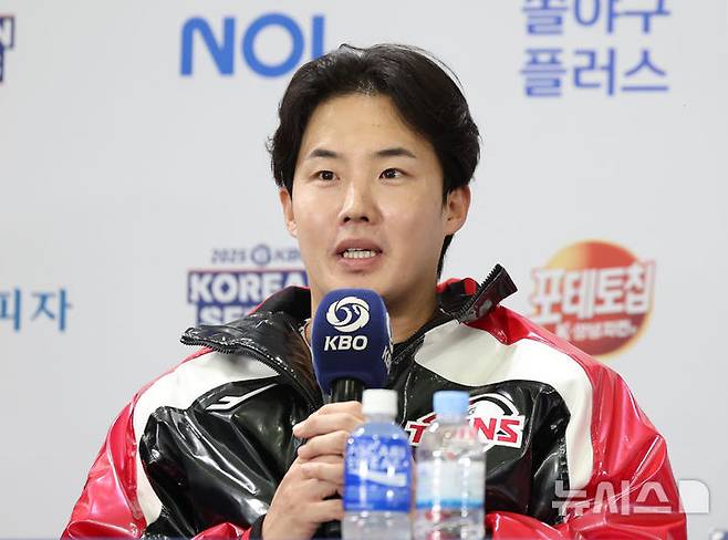 [서울=뉴시스] 김진아 기자 = LG 트윈스 임찬규가 25일 서울 잠실야구장에서 열린 2025 KBO 한국시리즈 미디어데이에서 출사표를 던지고 있다. 2025.10.25. bluesoda@newsis.com