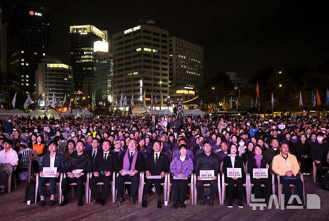 [서울=뉴시스] 정병혁 기자 = 25일 서울 중구 서울광장에서  10.29 이태원참사 3주기 시민추모대회가 열리고 있다. 2025.10.25 jhope@newsis.com