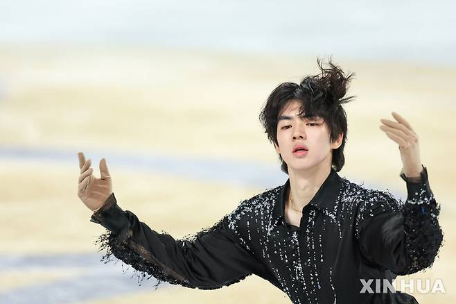 [충칭=신화/뉴시스] 차준환이 24일(현지 시간) 중국 충칭 위둥아레나에서 열린 2025-26 국제빙상경기연맹(ISU) 피겨 스케이팅 그랑프리 2차 ‘컵 오브 차이나’ 남자 싱글 쇼트프로그램에서 연기하고 있다. 차준환은 기술점수(TES) 33.92점, 예술점수(PCS) 41.69점으로 합계 75.61점을 받아 7위를 기록했다. 2025.10.25.