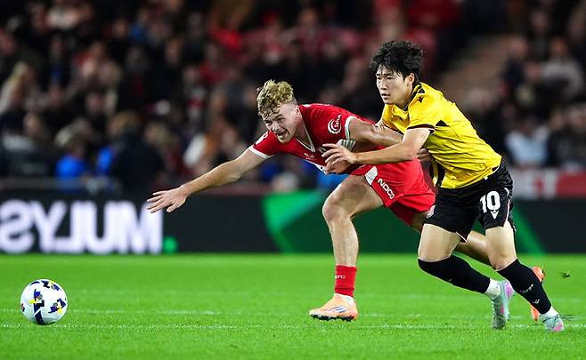 [미들스브러=AP/뉴시스] 스토크시티의 배준호(오른쪽)가 지난달 30일(현지 시간) 영국 미들스브러 리버사이드 스타디움에서 열린 2025-26 잉글랜드 프로축구 챔피언십(2부 리그) 미들스브러와 경기 중 공을 다투고 있다. 양 팀은 득점 없이 0-0 무승부를 기록했다. 2025.10.01.