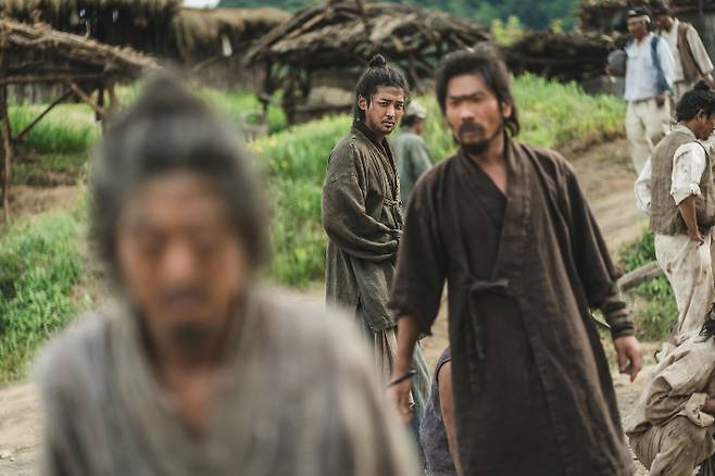 디즈니+ 시리즈 '탁류'는 조선의 돈과 물자가 모여드는 경강(한강)을 배경으로, 혼탁한 세상 속에서도 사람답게 살고자 서로 다른 꿈을 꾸는 인물들의 운명을 그린 작품이다. 영화 '광해, 왕이 된 남자(2012)'의 추창민 감독이 연출을 맡았으며, KBS 드라마 '추노(2010)'의 천성일 작가가 각본을 집필했다. 월트디즈니 컴퍼니 코리아 제공