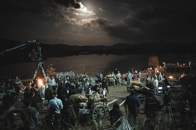 추창민 감독은 나루터 세트 설치에 대해 "장마철에는 설치물을 철거하고 원복했다. 눈에 보이는 대부분의 공간이 저희가 만든 세트"라며 "멀리 보이는 한강은 맞추기 어려워서 그 부분은 CG로 처리했다"고 밝혔다. 월트디즈니 컴퍼니 코리아 제공