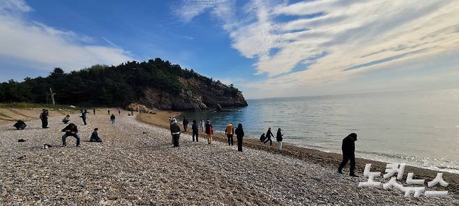 백령도 콩돌해변이다. 수억 년에 걸쳐 파도와 바람에 깎이고 다듬어진 자갈들이 광활한 해안에 깔려 있다. 알록달록 작은 콩처럼 보이는 돌들이 많다. 박창주 기자