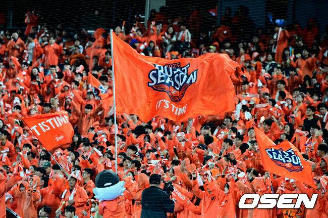 [OSEN=대전, 지형준 기자] 24일 오후 대전 한화생명볼파크에서 2025 신한 SOL Bank KBO리그 포스트시즌 플레이오프 5차전 한화 이글스와 삼성 라이온즈의 경기가 열렸다.한화는 코디 폰세, 삼성은 최원태를 선발 투수로 내세웠다.5회 한화 팬들이 열띤 응원을 펼치고 있다. 2025.10.24 /jpnews@osen.co.kr