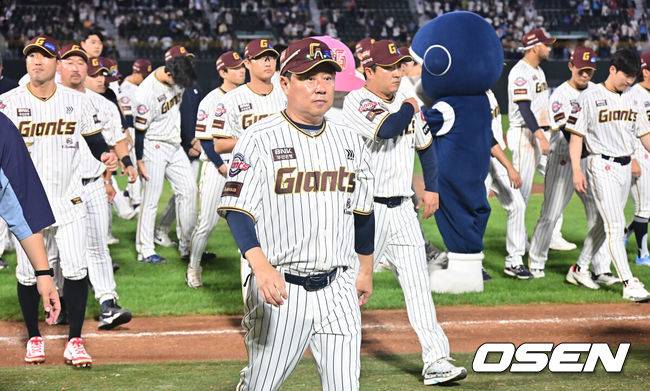 [OSEN=부산, 이석우 기자] 26일 부산 사직야구장에서 2025 신한 SOL 뱅크 KBO 리그 롯데 자이언츠와 삼성 라이온즈의 경기가 열렸다. 홈팀 롯데는 박준우가, 방문팀 삼성은 원태인이 선발 출전했다. 롯데 자이언츠 김태형 감독과 선수들이 2025시즌 마지막 경기를 끝내고 팬들에게 감사 인사를 마치고 들어가고 있다. 2025.09.26 / foto0307@osen.co.kr