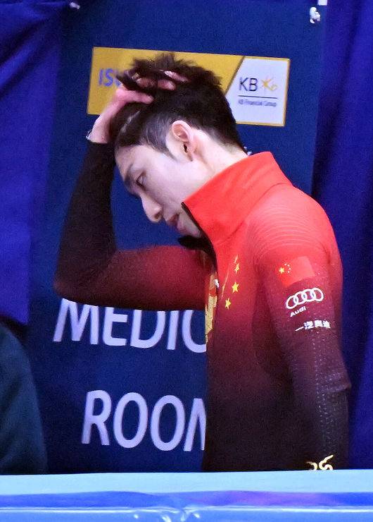 [OSEN=민경훈 기자] 11일 서울 목동 아이스링크에서 '2023 KB금융 국제빙상경기연맹(ISU) 쇼트트랙 세계선수권대회' 본선 경기가 진행됐다.남자 500m 결승에서 중국 린샤오쥔(한국명 임효준)이 페널티로 실격이 된 후 퇴장하며 아쉬워하고 있다. 2023.03.11 / rumi@osen.co.kr