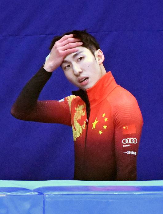 [OSEN=민경훈 기자] 11일 서울 목동 아이스링크에서 '2023 KB금융 국제빙상경기연맹(ISU) 쇼트트랙 세계선수권대회' 본선 경기가 진행됐다.남자 500m 결승에서 중국 린샤오쥔(한국명 임효준)이 페널티로 실격이 된 후 퇴장하며 아쉬워하고 있다. 2023.03.11 / rumi@osen.co.kr
