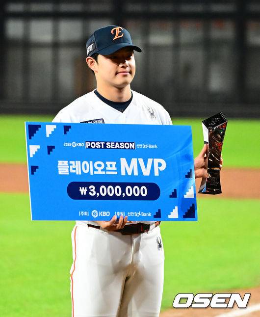[OSEN=대전, 지형준 기자] 드디어 한화 이글스에 우승의 때가 왔다.프로야구 한화 이글스는 24일 대전 한화생명볼파크에서 열린 2025 신한 SOL뱅크 KBO 플레이오프(5전 3선승제) 삼성 라이온즈와의 5차전에서 11-2 완승을 거뒀다.정규시즌 2위에 올라 플레이오프에 직행한 한화는 시리즈 전적 3승 2패로 한국시리즈행 티켓을 거머쥐었다. 2006년 이후 19년 만에 한국시리즈 진출이다. 반면 NC 다이노스와 와일드카드 결정전(1승 1패), SSG 랜더스와 준플레이오프(3승 1패)를 거쳐 플레이오프에 오른 4위 삼성은 투혼의 명승부에도 2년 연속 한국시리즈 진출이 좌절됐다. 경기를 마치고 한화 문동주가 플레이오프 MVP에 선정되며 포즈를 취하고 있다. 2025.10.24 /jpnews@osen.co.kr