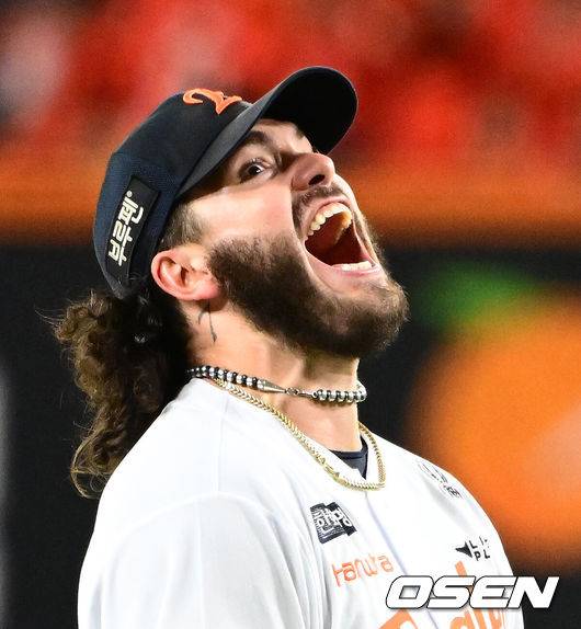 [OSEN=대전, 지형준 기자] 24일 오후 대전 한화생명볼파크에서 2025 신한 SOL Bank KBO리그 포스트시즌 플레이오프 5차전 한화 이글스와 삼성 라이온즈의 경기가 열렸다.한화는 코디 폰세, 삼성은 최원태를 선발 투수로 내세웠다.5회초 2사에서 한화 폰세가 삼성 디아즈를 삼진 처리하며 포효하고 있다. 2025.10.24 /jpnews@osen.co.kr