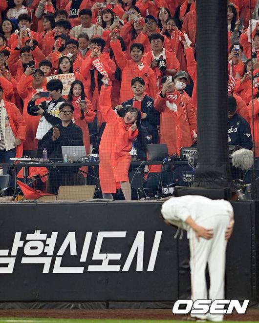 [OSEN=대전, 손용호 기자] 드디어 한화 이글스에 우승의 때가 왔다.프로야구 한화 이글스는 24일 대전 한화생명볼파크에서 열린 2025 신한 SOL뱅크 KBO 플레이오프(5전 3선승제) 삼성 라이온즈와의 5차전에서 11-2 완승을 거뒀다.정규시즌 2위에 올라 플레이오프에 직행한 한화는 시리즈 전적 3승 2패로 한국시리즈행 티켓을 거머쥐었다. 2006년 이후 19년 만에 한국시리즈 진출이다. 반면 NC 다이노스와 와일드카드 결정전(1승 1패), SSG 랜더스와 준플레이오프(3승 1패)를 거쳐 플레이오프에 오른 4위 삼성은 투혼의 명승부에도 2년 연속 한국시리즈 진출이 좌절됐다. 폰세가 팬들에게 인사를 하고 있다. 2025.10.24 /spjj@osen.co.kr