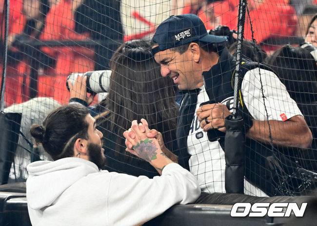 [OSEN=대전, 지형준 기자] 드디어 한화 이글스에 우승의 때가 왔다.프로야구 한화 이글스는 24일 대전 한화생명볼파크에서 열린 2025 신한 SOL뱅크 KBO 플레이오프(5전 3선승제) 삼성 라이온즈와의 5차전에서 11-2 완승을 거뒀다.정규시즌 2위에 올라 플레이오프에 직행한 한화는 시리즈 전적 3승 2패로 한국시리즈행 티켓을 거머쥐었다. 2006년 이후 19년 만에 한국시리즈 진출이다. 반면 NC 다이노스와 와일드카드 결정전(1승 1패), SSG 랜더스와 준플레이오프(3승 1패)를 거쳐 플레이오프에 오른 4위 삼성은 투혼의 명승부에도 2년 연속 한국시리즈 진출이 좌절됐다.&nbsp;경기를 마치고 한화 폰세가 아버지와 승리를 기뻐하고 있다. 2025.10.24 /jpnews@osen.co.kr