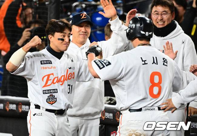 [OSEN=대전, 지형준 기자] 24일 오후 대전 한화생명볼파크에서 2025 신한 SOL Bank KBO리그 포스트시즌 플레이오프 5차전 한화 이글스와 삼성 라이온즈의 경기가 열렸다.한화는 코디 폰세, 삼성은 최원태를 선발 투수로 내세웠다.3회초 1사 1,3루에서 한화 노시환이 채은성의 2타점 적시 2루타에 홈을 밟고 손아섭과 기뻐하고 있다. 2025.10.24 /jpnews@osen.co.kr