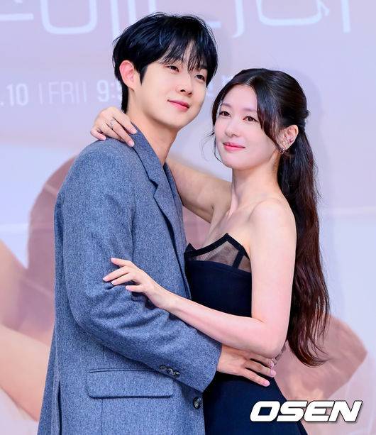 [OSEN=지형준 기자] 10일 오후 서울 양천구 목동 SBS에서 SBS 새 금토드라마 ‘우주메리미’ 제작발표회가 열렸다.‘우주메리미’는 최고급 신혼집 경품을 사수하려는 두 남녀의 달달살벌한 90일간의 위장 신혼기로, 믿고 보는 배우 최우식(김우주 역)과 로코 여신 정소민(유메리 역)이 만나 탄탄한 연기 시너지를 발휘할 작품으로 기대감을 높이고 있다.배우 최우식, 정소민이 포토타임을 하고 있다. 2025.10.10 /jpnews@osen.co.kr