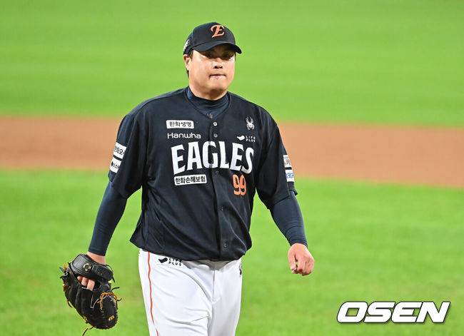 [OSEN=대구, 이석우 기자] 21일 대구 삼성라이온즈파크에서 2025 신한 SOL뱅크 KBO 플레이오프 삼성 라이온즈와 한화 이글스의 3차전 경기가 열렸다. 홈팀 삼성은 후라도가, 방문팀 한화는 류현진이 선발 투수로 출전했다.한화 이글스 류현진이 1회말 수비를 마치고 더그아웃으로 들어가고 있다. 2025.10.21 / foto0307@osen.co.kr