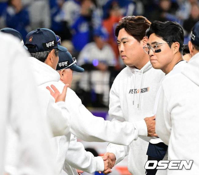 [OSEN=대전, 이대선 기자] 프로야구 한화 이글스는 24일 대전 한화생명볼파크에서 열린 2025 신한 SOL뱅크 KBO 플레이오프(5전 3선승제) 삼성 라이온즈와의 5차전에서 11-2 완승을 거뒀다.정규시즌 2위에 올라 플레이오프에 직행한 한화는 시리즈 전적 3승 2패로 한국시리즈행 티켓을 거머쥐었다. 2006년 이후 19년 만에 한국시리즈 진출이다. 반면 NC 다이노스와 와일드카드 결정전(1승 1패), SSG 랜더스와 준플레이오프(3승 1패)를 거쳐 플레이오프에 오른 4위 삼성은 투혼의 명승부에도 2년 연속 한국시리즈 진출이 좌절됐다.&nbsp;경기 종료 후 한화 김경문 감독과 류현진이 승리의 기쁨을 나누고 있다. 2025.10.24 /sunday@osen.co.kr