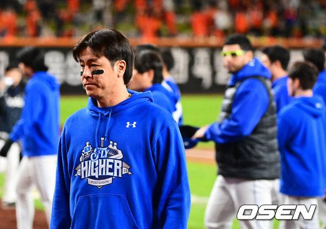 [OSEN=대전, 지형준 기자] 드디어 한화 이글스에 우승의 때가 왔다.프로야구 한화 이글스는 24일 대전 한화생명볼파크에서 열린 2025 신한 SOL뱅크 KBO 플레이오프(5전 3선승제) 삼성 라이온즈와의 5차전에서 11-2 완승을 거뒀다.정규시즌 2위에 올라 플레이오프에 직행한 한화는 시리즈 전적 3승 2패로 한국시리즈행 티켓을 거머쥐었다. 2006년 이후 19년 만에 한국시리즈 진출이다. 반면 NC 다이노스와 와일드카드 결정전(1승 1패), SSG 랜더스와 준플레이오프(3승 1패)를 거쳐 플레이오프에 오른 4위 삼성은 투혼의 명승부에도 2년 연속 한국시리즈 진출이 좌절됐다.&nbsp;경기를 마치고 삼성 강민호가 패배를 아쉬워하고 있다. 2025.10.24 /jpnews@osen.co.kr