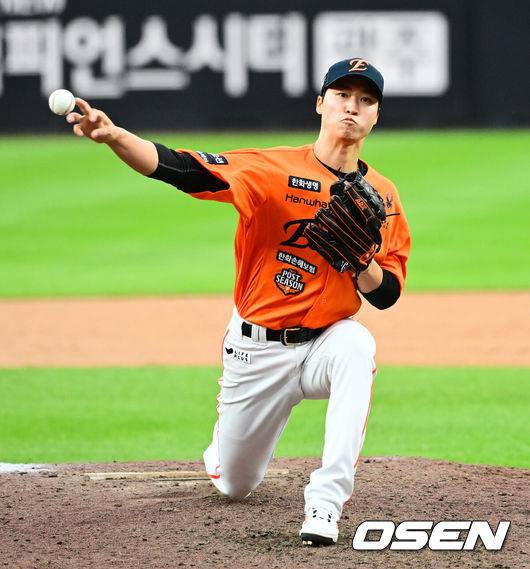 [OSEN=대전, 지형준 기자] 19일 오후 대전 한화생명볼파크에서 2025 신한 SOL Bank KBO리그 포스트시즌 플레이오프 2차전 한화 이글스와 삼성 라이온즈의 경기가 열렸다.한화는 라이언 와이스, 삼성은 최원태를 선발 투수로 내세웠다.9회초 1사에서 한화 엄상백이 마운드에 올라 역투하고 있다. 2025.10.19 /jpnews@osen.co.kr