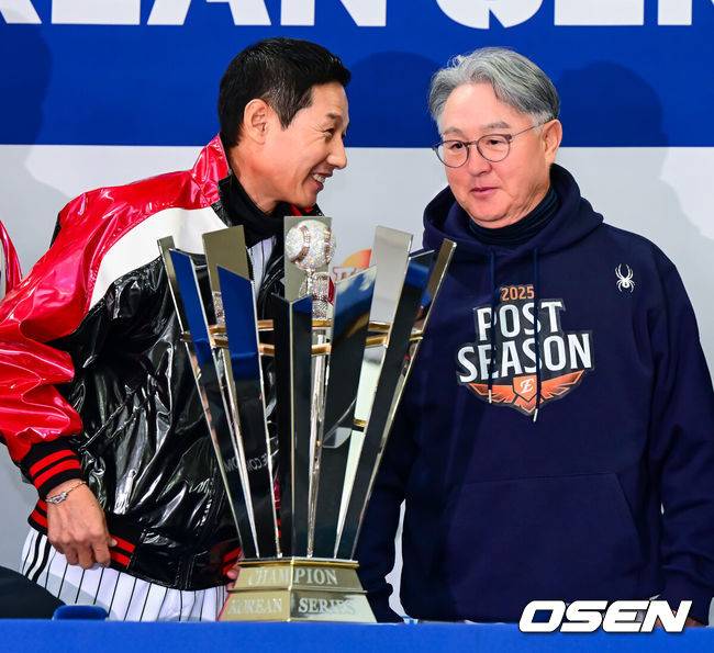 [OSEN=잠실, 지형준 기자] 25일 오후 서울 잠실야구장에서 2025&nbsp;신한 SOL뱅크 KBO 한국시리즈&nbsp;미디어데이가 열렸다.2023시즌 통합우승 이후 2년 만에 통합우승을 노리는 LG는 염경엽 감독과 주장 박해민, 임찬규, 2006년 이후 19년 만에 한국시리즈 무대에 오른 한화에서는 김경문 감독과 주장 채은성, 정우주가 참석했다.&nbsp;LG 염경엽 감독, 한화 김경문 감독이 이야기를 나누고 있다. 2025.10.25 /jpnews@osen.co.kr
