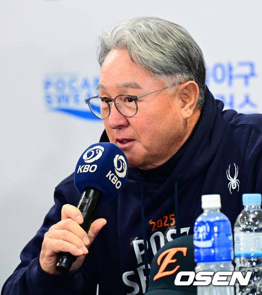 [OSEN=잠실, 지형준 기자] 25일 오후 서울 잠실야구장에서 2025&nbsp;신한 SOL뱅크 KBO 한국시리즈&nbsp;미디어데이가 열렸다.2023시즌 통합우승 이후 2년 만에 통합우승을 노리는 LG는 염경엽 감독과 주장 박해민, 임찬규, 2006년 이후 19년 만에 한국시리즈 무대에 오른 한화에서는 김경문 감독과 주장 채은성, 정우주가 참석했다.&nbsp;한화 김경문 감독이 질문에 답을 하고 있다. 2025.10.25 /jpnews@osen.co.kr