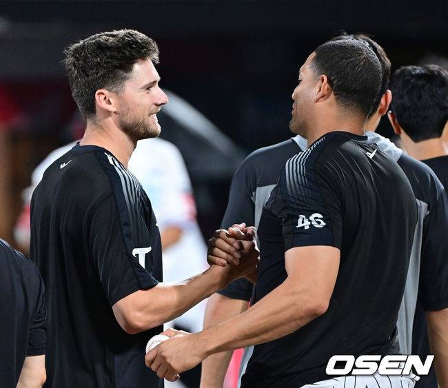 [OSEN=수원, 최규한 기자] 프로야구 LG 트윈스가 우승의 마지막 퍼즐을 찾았다. 새 외국인 투수가 완벽한 데뷔전을 치르며 승리를 이끌었다.&nbsp;LG는 10일 수원 KT위즈파크에서 열린 2025 KBO리그 KT 위즈와 경기에서 11-2로 승리했다.&nbsp;LG의 새 외국인 투수 톨허스트는 KBO리그 데뷔전에서 완벽투를 뽐냈다. 7이닝 동안 77구를 던지며 2피안타 7탈삼진 무실점으로 승리 투수가 됐다.경기를 마치고 LG 승리투수 톨허스트가 치리노스와 인사를 나누고 있다. 2025.08.12 / dreamer@osen.co.kr