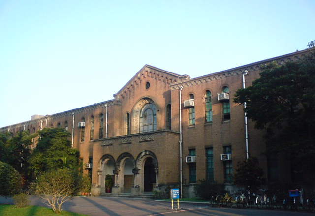 ▲ 대만대학교 교사관(敎史館). 1935년 타이베이제국대학(臺北帝國大學)의 총도서관 건물로 지어졌다. 서울대학교가 해방 후인 1946년을 개교로 기념하는 것과 달리, 국립대만대학교는 1928년 타이베이제국대학 개교를 기념하고 있다. ⓒ위키피디아