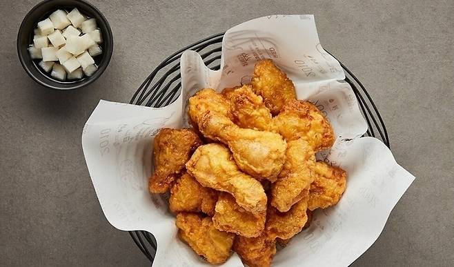 교촌의 선택은 단순한 제품 조정이 아닌 소비자 신뢰를 다시 얻기 위한 브랜드의 생존 전략이다. 교촌에프엔비