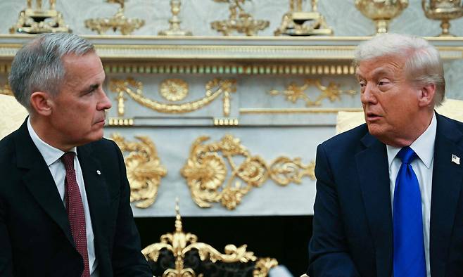 도널드 트럼프 미국 대통령(오른쪽)과 마크 카니 캐나다 총리가 지난 7일 워싱턴 백악관에서 회담하고 있다. 트럼프 대통령은 23일(현지시간) 캐나다와 무역&nbsp;협상을 중단한다고 밝혔다. 워싱턴=AFP연합뉴스