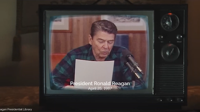 캐나다 TV 광고의 한 장면. 로널드 레이건 전 미국 대통령이 1987년에 발표한 공정 무역에 관한 연설 모습을 담았다. 캐나다 TV 광고 캡처