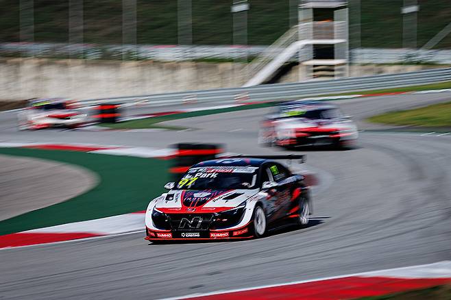 인제스피디움을 주행 중인 박준성, 박준의. 사진: 정영대 작가(@youngdaephoto)