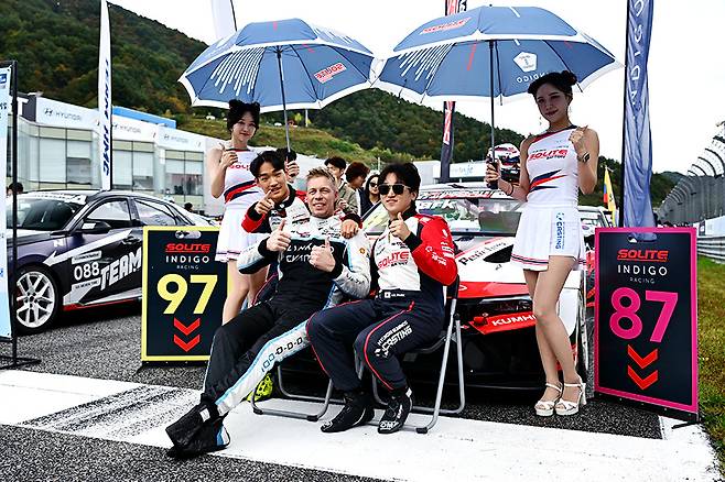 사이안 레이싱 링크 앤 코의 테드 비요크와 포즈를 취한 쏠라이트 인디고 듀오. 사진: 김학수 기자