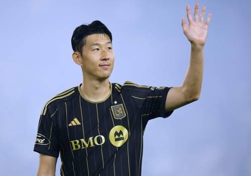 LAFC 손흥민이 1일 MLS 샌디에이고전을 마치고 홈팬에게 인사하고 있다. AFP연합뉴스
