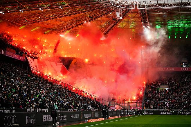 바이에른 뮌헨 서포터들이 2025년 10월 25일 토요일 독일 묀헨글라드바흐에서 보루시아 묀헨글라드바흐와 바이에른 뮌헨 간의 경기를 응원하고 있다. AP연합뉴스