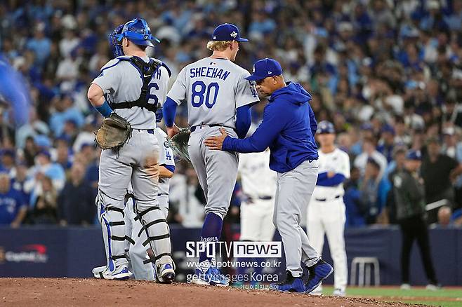 ▲ 로버츠 감독이 에밋 시한을 내려보내고 있다.