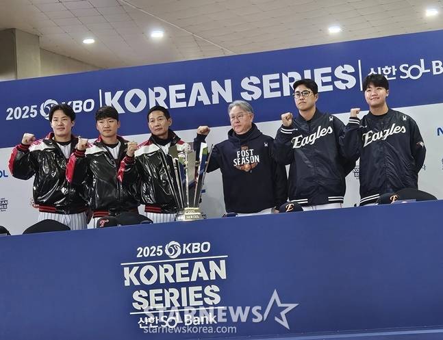 임찬규(왼쪽부터), 박해민, 염경엽 감독, 김경문 감독, 채은성, 정우주가 25일 열린 한국시리즈 미디어데이를 모두 마치고 기념 촬영을 하고 있다. /사진=강영조 선임기자