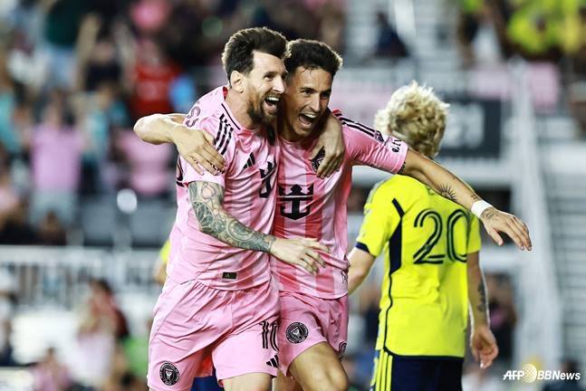 리오넬 메시(왼쪽)가 25일(한국시간) 미국 플로리다주 포트 로더데일 체이스 스타디움에서 열린 2025 MLS컵 플레이오프 동부 콘퍼런스 1라운드 1차전 득점 후 세리머니하고 있다. /AFPBBNews=뉴스1