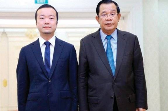 훈센 전 캄보디아 총리(오른쪽)와 천즈 프린스그룹 회장이 2022년 캄보디아 평화궁에서 만났다. 캄보디아 데일리