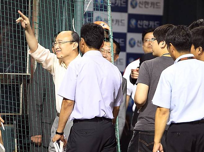 "김태균 잡아올게!" (서울=연합뉴스) 신준희 기자 = 한화 김승연 회장이 7일 2011 프로야구 LG와 한화의 경기가 열린 서울 잠실야구장을 찾아 팬들에게 인사하고 있다. 2011.8.7 hama@yna.co.kr