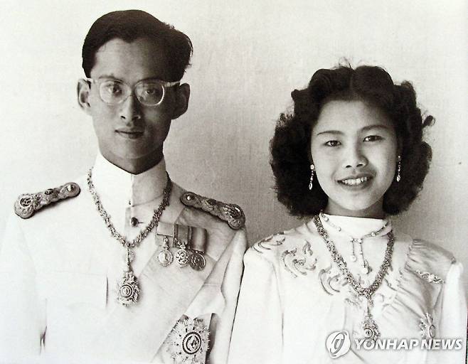 푸미폰 태국 전 국왕 부부 푸미폰 야둔야뎃 전 태국 국왕(1927∼2016)과 시리낏 현 왕대비(1932∼2025) 부부의 젊은 시절 모습. 2025.10.25
[AFP 연합뉴스 자료사진. 재판매 및 DB 금지]