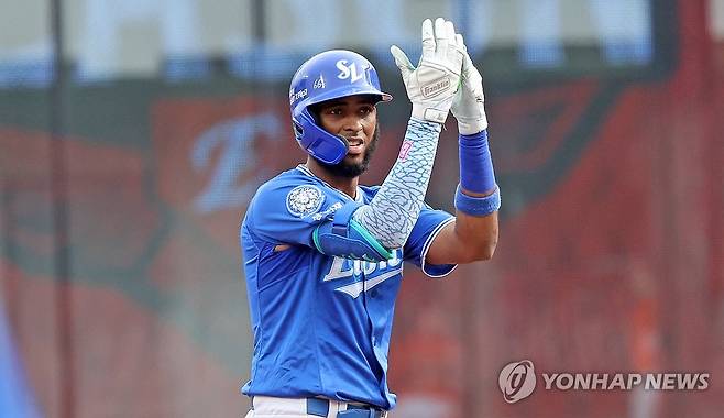 디아즈, 앞서가는 안타 (대전=연합뉴스) 김준범 기자 = 19일 대전한화생명볼파크에서 열린 2025 프로야구 KBO리그 포스트시즌 플레이오프 2차전 삼성 라이온즈와 한화 이글스의 경기. 3회초 1사 1, 3루 때 삼성 디아즈가 1타점 2루타를 쳐낸 뒤 동료들을 바라보고 있다. 2025.10.19 psykims@yna.co.kr