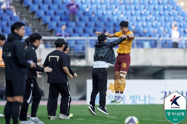 골 넣고 이정효 광주 감독과 기쁨 나누는 박인혁 [한국프로축구연맹 제공. 재판매 및 DB 금지]