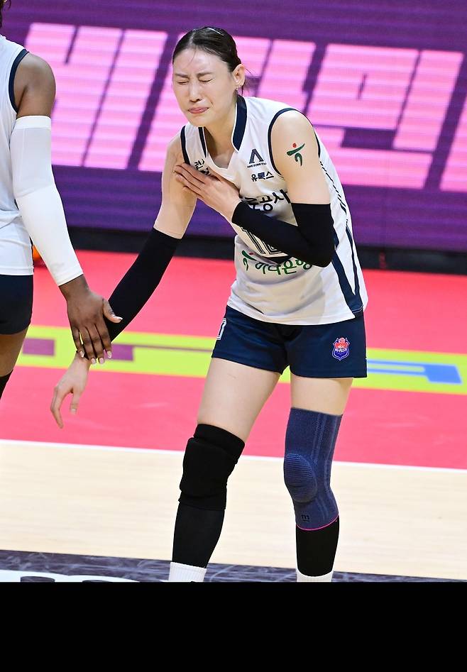 어깨 탈구 부상을 한 도로공사 배유나 [한국배구연맹 제공. 재판매 및 DB 금지]