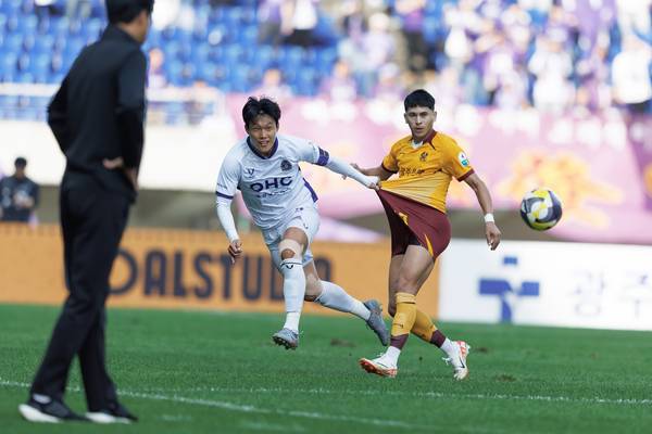 FC안양 이창용이 25일 광주월드컵경기장에서 열린 광주FC와의 경기에서 광주 헤이스와 경합하고 있다. /한국프로축구연맹 제공